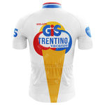 The back of the GiS Trentino Vacanze Retro Cycling Jersey showcases a large ice cream cone design with Gelati GIS Trentino Vacanze in vibrant letters. It features blue accents on the sleeves and two small bottom pockets, epitomizing a vintage cycling style.