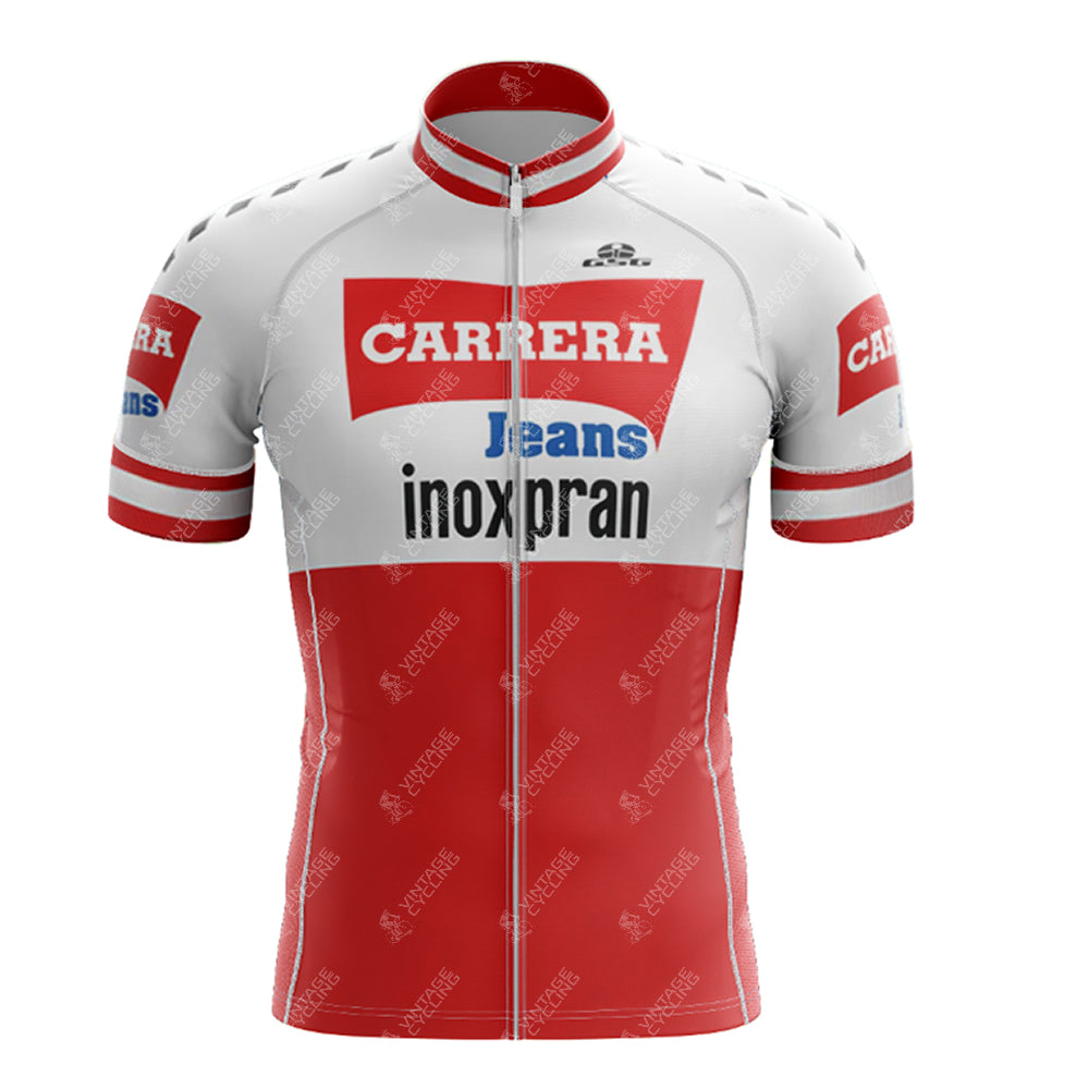 The 1984 CARRERA Retro Short Sleeve Cycling Set features a vintage red and white jersey with CARRERA and Jeans on the chest. It includes short sleeves, a front zipper, and logos like inoxpran, offering an authentic retro cycling experience.