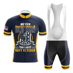 The U.S.Navy V3 Men Short Sleeve Cycling Set in navy blue and yellow features an American flag on the sleeve, “Never underestimate an old man who defended your country” graphics, plus anchor and eagle details.