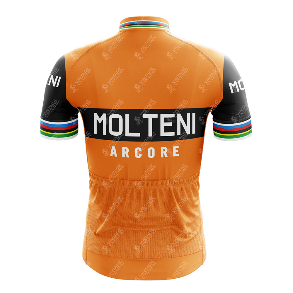 Travel back in time with the MOLTENI Retro Short Sleeve Cycling Set. Featuring a vibrant orange jersey with black sleeves and rainbow stripes, it’s crafted from textured fabric and finished with a subtle logo watermark for an authentic vintage vibe.