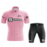 The Salvarani 1972 Retro Cycling Jersey Set features a pink short-sleeve jersey with S ALVARANI logos, reminiscent of Felice Gimondis Grand Tour victories, and pairs with black cycling shorts. The jersey includes a full-length front zipper for added style and functionality.