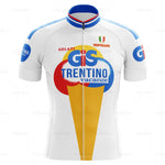 The GiS Trentino Vacanze Retro Cycling Jersey Set boasts a vibrant ice cream cone graphic, lightweight polyester for comfort, blue sleeves, an Italian flag collar, and GIS Trentino Vacanze and Topolino Gelati logos.