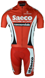 The Saeco Cannondale Retro Cycling Jersey Set, in red and white, features sponsorship logos including Saeco Cannondale and Macchine da Caffè, a zip-up front for convenience, and an aerodynamic fit for road performance.