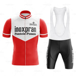 The Inoxpran Pentole Posate Retro Cycling Jersey Set features a red and white jersey with a front zipper, displaying the Inoxpran logo, paired with black and white bib shorts showcasing Pentole Posate on the leg, inspired by the Giro dItalia and set against a white background.