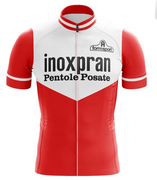 The Inoxpran Pentole Posate Retro Cycling Jersey Set is inspired by the Giro dItalia and boasts a red and white design. It features the Inoxpran Pentole Posate text, a formsport logo, short sleeves, a front zipper, and an eye-catching geometric color pattern.