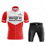 The Inoxpran Pentole Posate Retro Cycling Jersey Set, inspired by the Giro dItalia, features Inoxpran Pentole Posate text with a graphic above the zip on the jersey and Pentole Posate down the side of the black shorts, capturing a classic design essence.