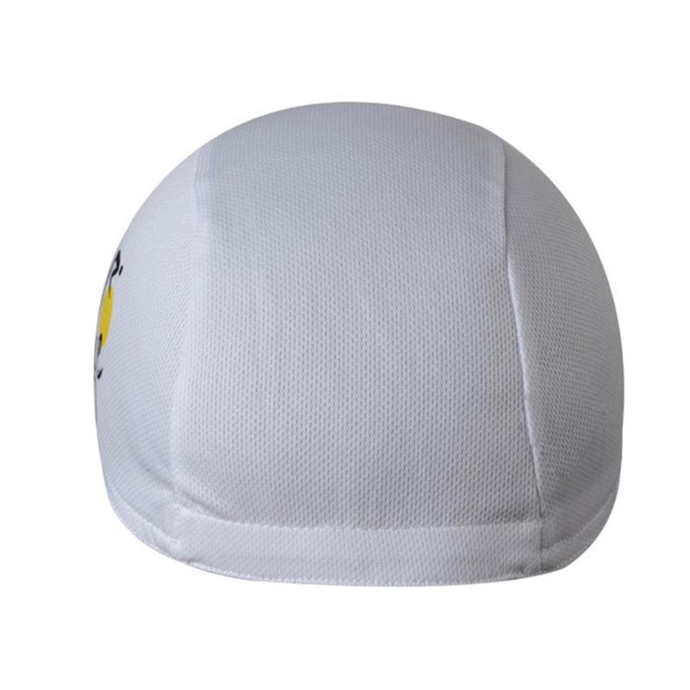 This dome-shaped cap, seen from the back, has a textured surface like a white cycling cap. Its breathable mesh design evokes the endurance of the Tour de France.