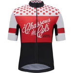The Chasseur de Cols Retro Cycling Jersey features short sleeves with red and white stripes on lightweight polyester, adorned with red dots and Chasseur de cols in white cursive. The lower section is black, displaying Vêtements pour le vélo in small text on the front.
