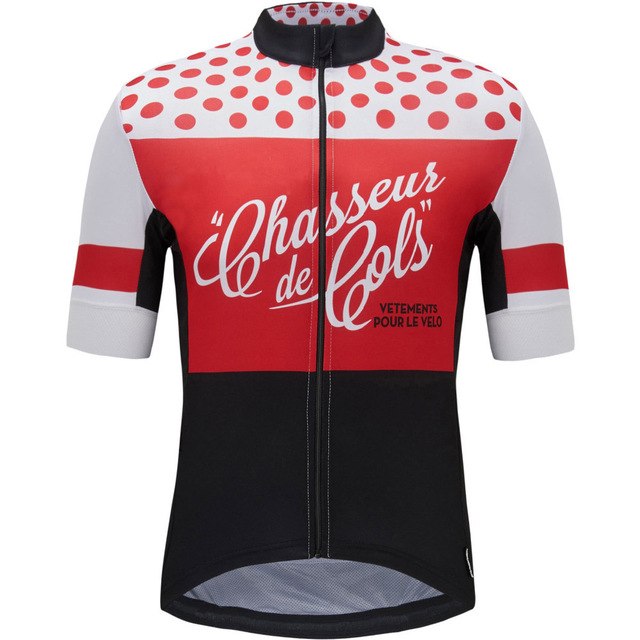 The Chasseur de Cols Retro Cycling Jersey features short sleeves with red and white stripes on lightweight polyester, adorned with red dots and Chasseur de cols in white cursive. The lower section is black, displaying Vêtements pour le vélo in small text on the front.